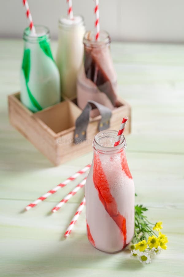 Крупный план smoothies сделанных из свежей клубники стоковое изображение rf Крупный план smoothies сделанных из свежей клубники стоковое изображение rf