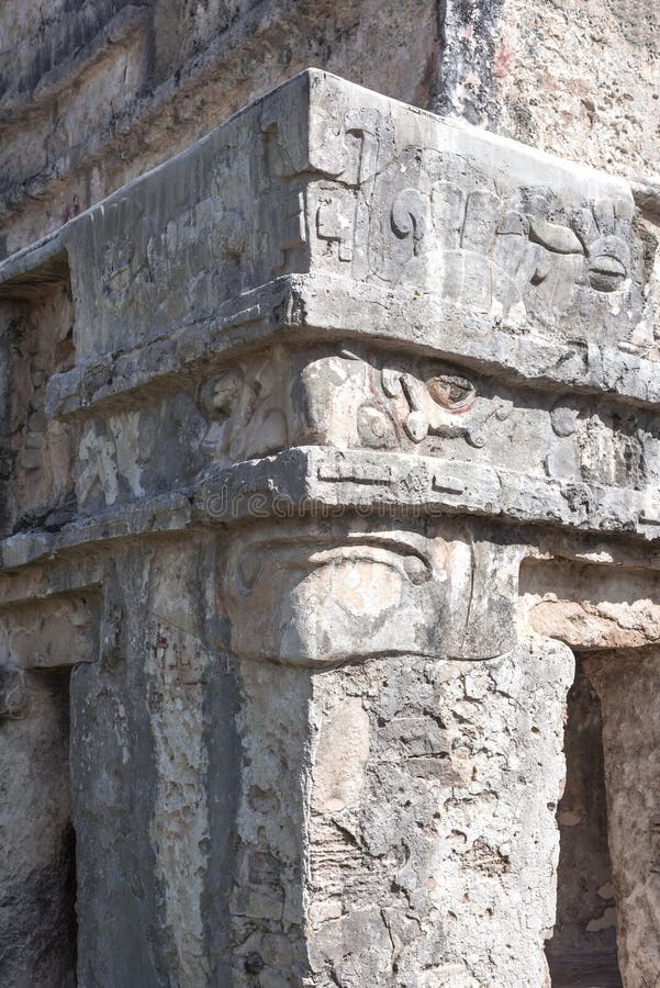 Крупный план выдержанных старых майяских руин здания в Tulum, Мексике стоковое фото rf