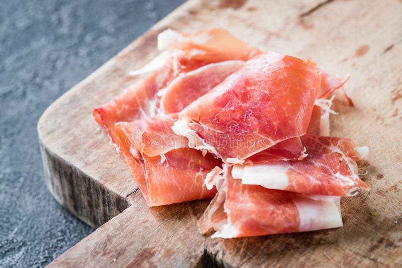 Крупный план испанского serrano jamon ветчины или итальянского crudo ветчины стоковые фото Крупный план испанского serrano jamon ветчины или итальянского crudo ветчины стоковые фото