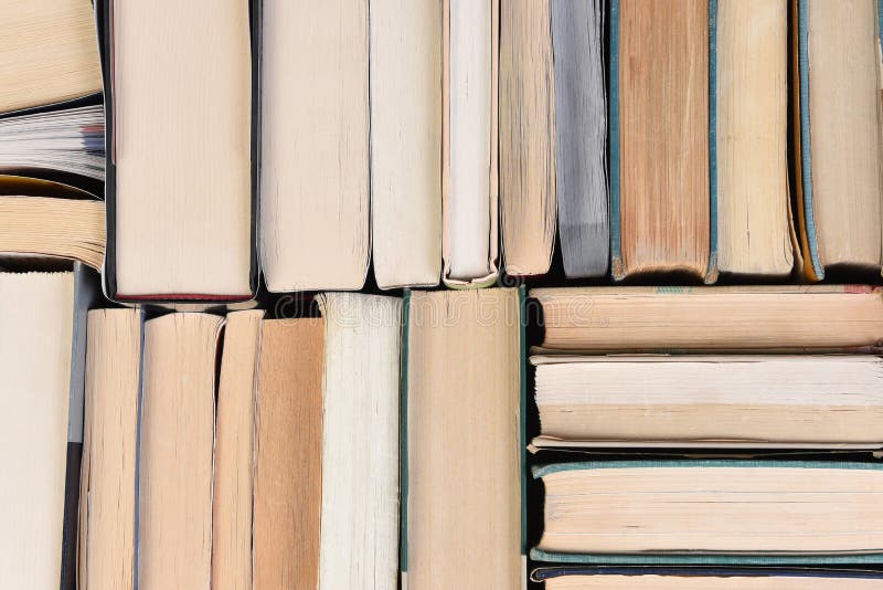 Крупный план большой группы в составе используемые книги в случайном заказе увиденном от сразу выше стоковые фотографии rf Крупный план большой группы в составе используемые книги в случайном заказе увиденном от сразу выше стоковые фотографии rf
