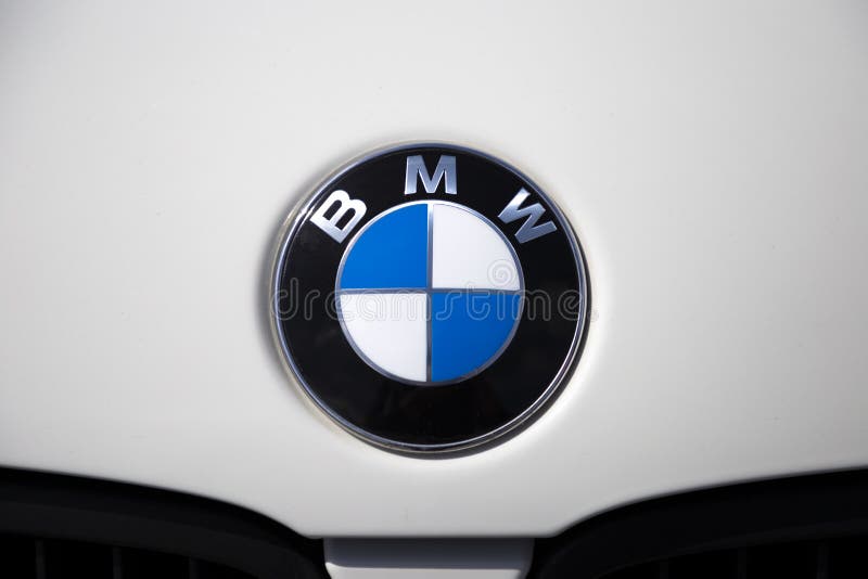 Крупный план логотипа бренда BMW Знак эмблемы автомобиля Chrome на белом клобуке автомобиля Настраивая шоу, Томск, Россия 2019-06 стоковая фотография rf Крупный план логотипа бренда BMW Знак эмблемы автомобиля Chrome на белом клобуке автомобиля Настраивая шоу, Томск, Россия 2019-06 стоковая фотография rf