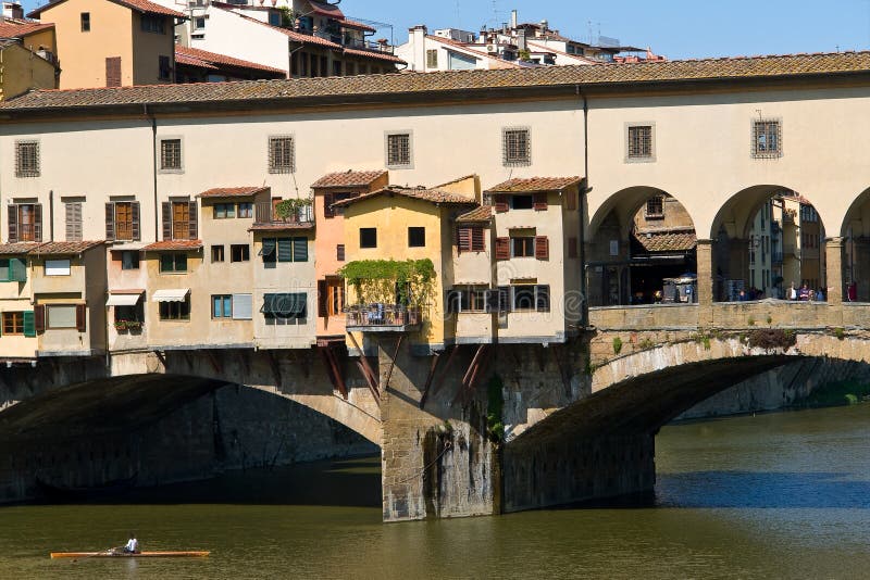 Крупный план моста Ponte Vecchio старого над River Arno - Флоренсом, Тосканой, Италией стоковое изображение Крупный план моста Ponte Vecchio старого над River Arno - Флоренсом, Тосканой, Италией стоковое изображение