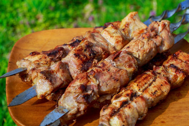 крупный план некоторых протыкальников мяса быть зажаренным барбекю стоковое фото rf крупный план некоторых протыкальников мяса быть зажаренным барбекю стоковое фото rf