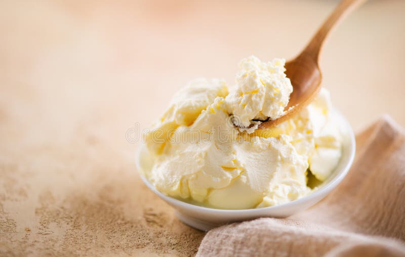 Крупный план плавленого сыра Mascarpone Сливк молока Mascarpone мягкая в белом шаре Домашнее мороженое стоковое фото Крупный план плавленого сыра Mascarpone Сливк молока Mascarpone мягкая в белом шаре Домашнее мороженое стоковое фото