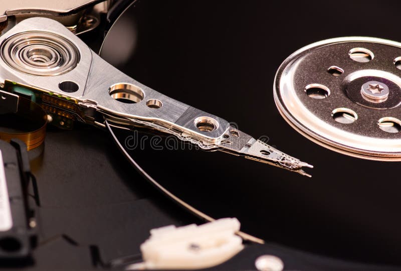 Крупный план раскрыл демонтированный жесткий диск от компьютера, hdd с влиянием зеркала стоковое изображение Крупный план раскрыл демонтированный жесткий диск от компьютера, hdd с влиянием зеркала стоковое изображение