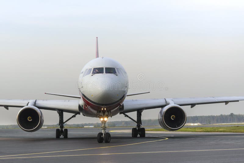 Крыла Туполева Tu-204 красные ездя на такси на международном аэропорте Domodedovo стоковые фотографии rf Крыла Туполева Tu-204 красные ездя на такси на международном аэропорте Domodedovo стоковые фотографии rf