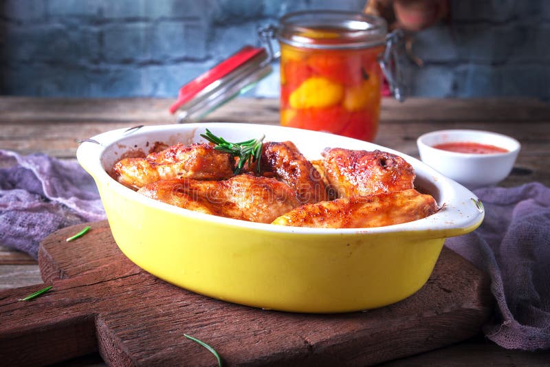 Крылья цыпленка, зажаренная печь испеченная и Домодельная вкусная еда Деревянная предпосылка таблицы, деревенский стиль натюрморт стоковые изображения Крылья цыпленка, зажаренная печь испеченная и Домодельная вкусная еда Деревянная предпосылка таблицы, деревенский стиль натюрморт стоковые изображения