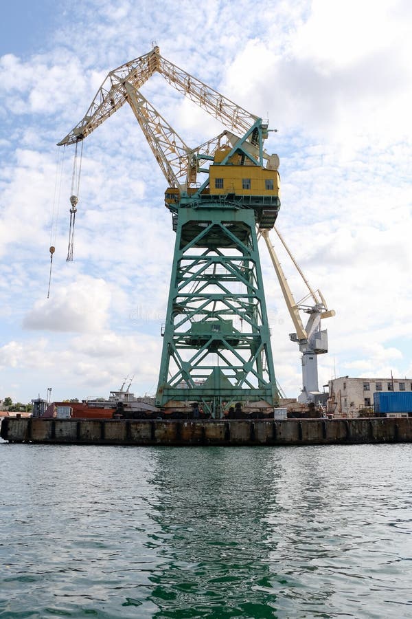 Крым, Севастополь, 17 лет 09 2019 год: Морской кран в Севастополе чёрное морское побережье стоковое фото rf
