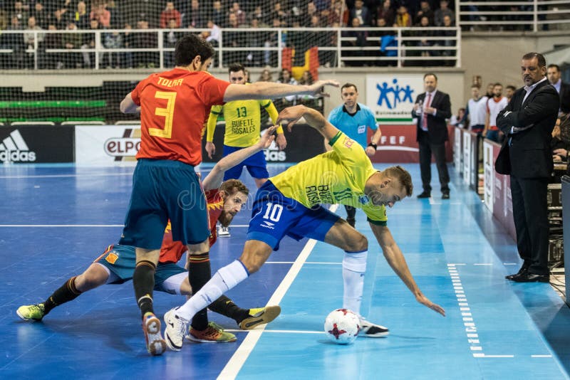 Крытая footsal спичка национальных команд Испании и Бразилии на павильоне Multiusos Caceres стоковые фотографии rf Крытая footsal спичка национальных команд Испании и Бразилии на павильоне Multiusos Caceres стоковые фотографии rf