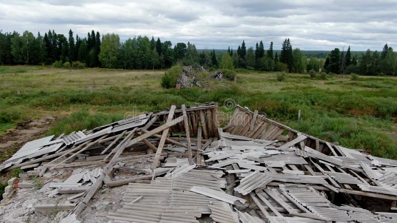 крыша старой заброшенной фермы