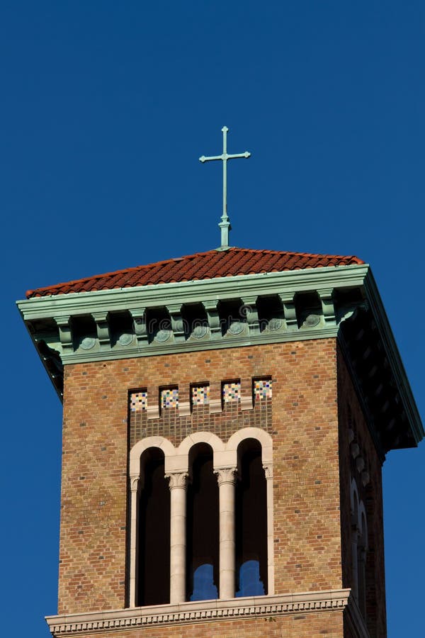 крыша церков помещенная крестом