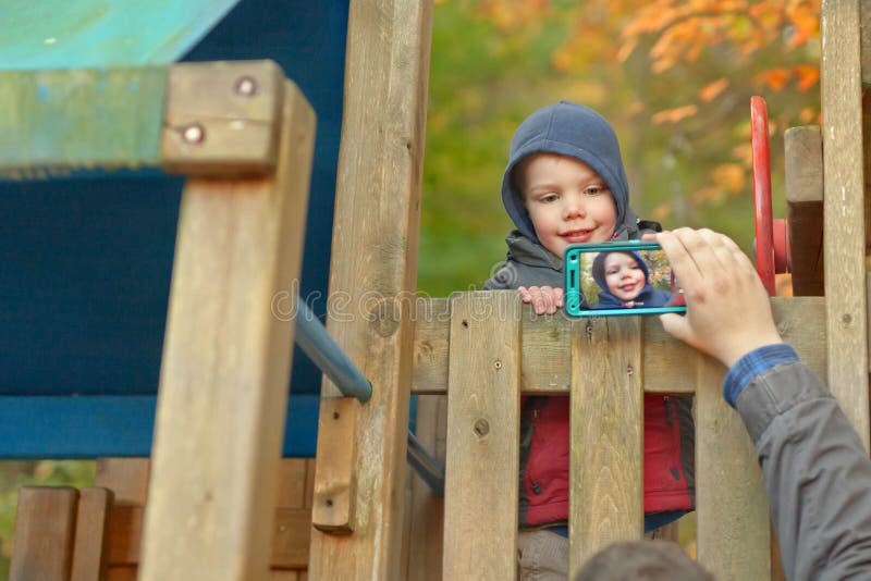 Кто-то фотографирует с его телефоном a стоковые фото Кто-то фотографирует с его телефоном a стоковые фото