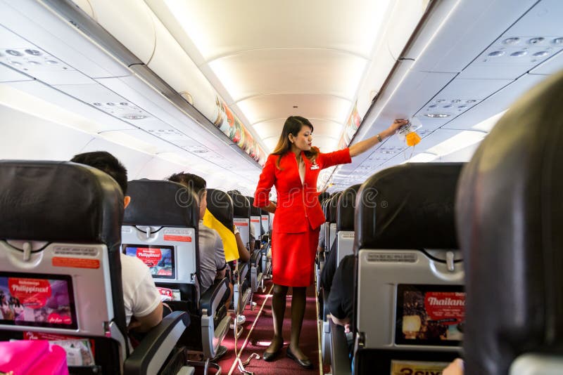 КУАЛА-ЛУМПУР, Малайзия, 8-ое июня 2017: Demonstrat хозяйки Air Asia стоковые фотографии rf КУАЛА-ЛУМПУР, Малайзия, 8-ое июня 2017: Demonstrat хозяйки Air Asia стоковые фотографии rf