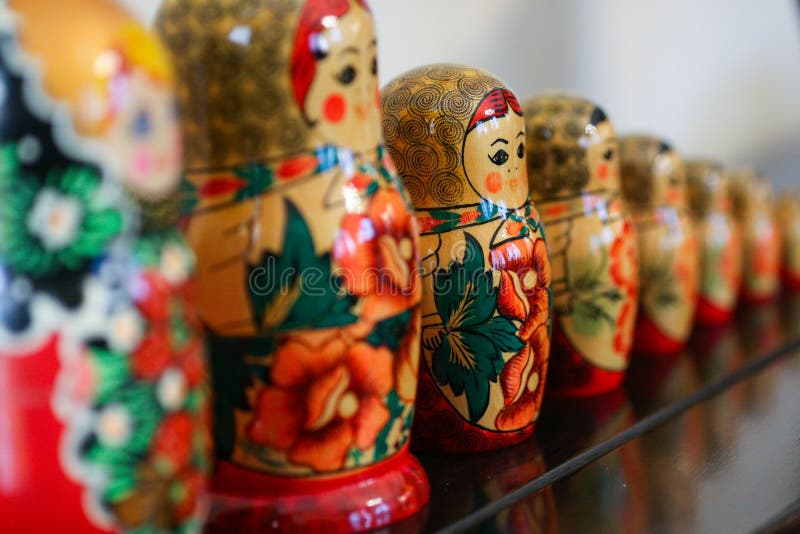 Куклы Matrioska традиционные русские деревянные стоковые изображения