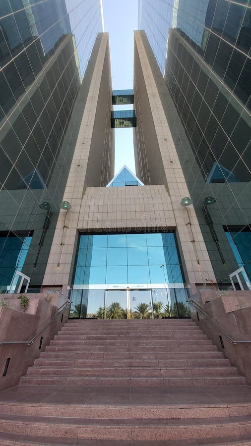 Культовые здания знаменательной abraj входа в здание в эр-рияде стоковые изображения