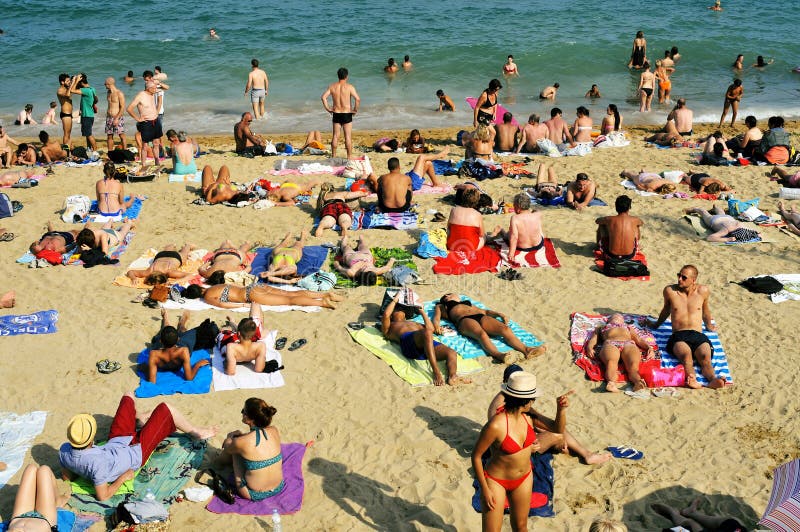 Barceloneta goli turisti slike