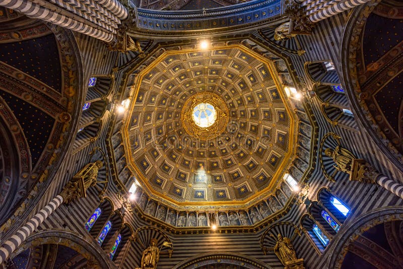Купол di Сиены Duomo собора Сиены средневековая церковь в Сиене, Италии стоковая фотография rf Купол di Сиены Duomo собора Сиены средневековая церковь в Сиене, Италии стоковая фотография rf