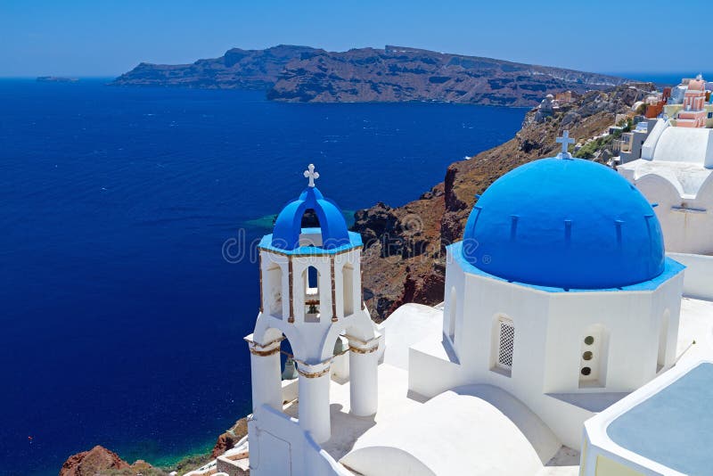 Куполки Santorini, Греция церков стоковое изображение Куполки Santorini, Греция церков стоковое изображение