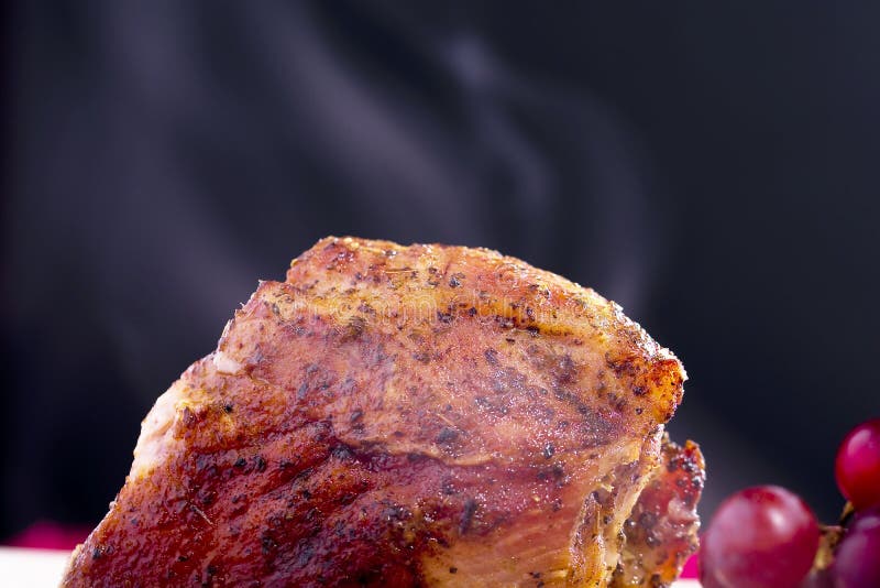 Курение мясо вытащил из grill стоковая фотография rf