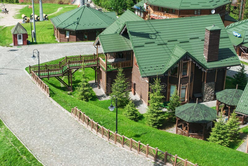 Курорт Bukovel Горы Карпат r 30-ое апреля 2017 Красивый вид курорта Bukovel от высоты подъема стоковое фото Курорт Bukovel Горы Карпат r 30-ое апреля 2017 Красивый вид курорта Bukovel от высоты подъема стоковое фото