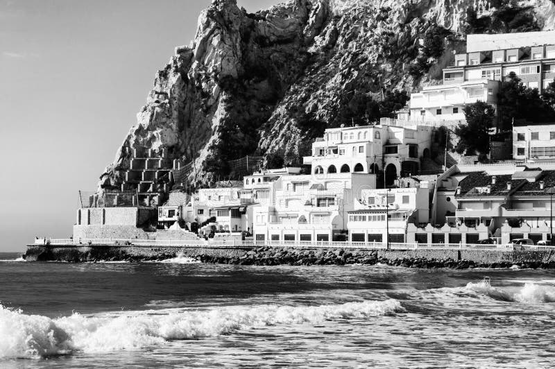 Курорт лета Benidorm, Испания с пляжем и известные небоскребы в вечере черная белизна стоковая фотография
