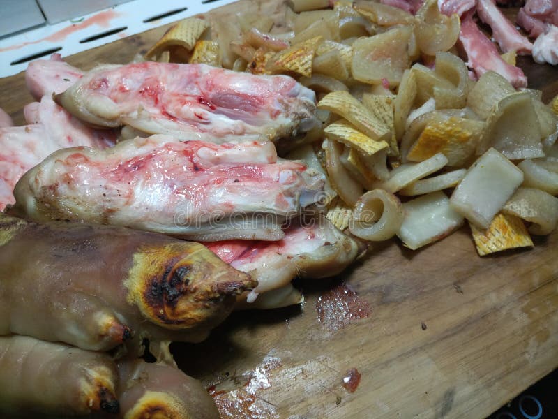 Куски кровопролитных сырцовых кожи свиньи и рысаков свиньи стоковые фото Куски кровопролитных сырцовых кожи свиньи и рысаков свиньи стоковые фото