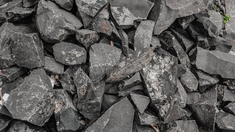 куски речного камня обычно используются для строительства фундамента стоковые фотографии rf