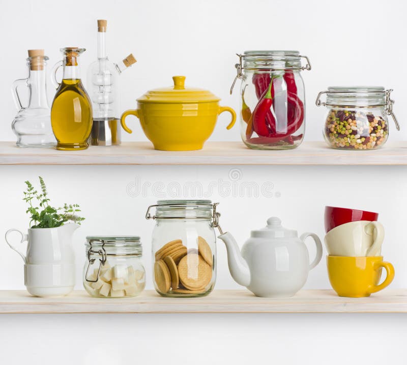 Кухня shelves с различными пищевыми ингредиентами и утварями на белизне стоковая фотография rf Кухня shelves с различными пищевыми ингредиентами и утварями на белизне стоковая фотография rf