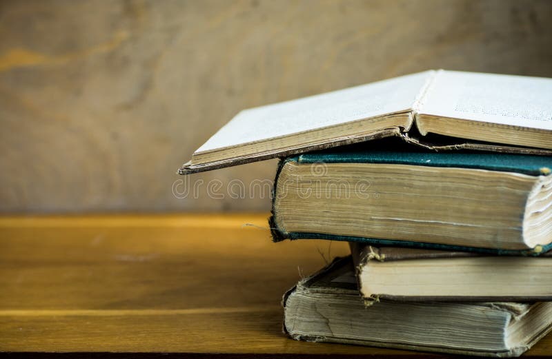 Куча используемых старых раскрытых книг, затрапезных углов, постаретого деревянного стола, образования университета, читая концеп стоковые изображения Куча используемых старых раскрытых книг, затрапезных углов, постаретого деревянного стола, образования университета, читая концеп стоковые изображения