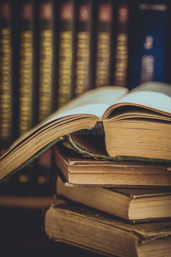 Куча используемых старых раскрытых книг, томов с впечатленной крышкой на заднем плане, образование университета, читая тонизирова стоковая фотография rf Куча используемых старых раскрытых книг, томов с впечатленной крышкой на заднем плане, образование университета, читая тонизирова стоковая фотография rf