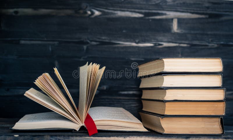 Куча кучи редких книг Открытая книга, книги hardback на деревянном столе r E r beryl стоковое фото rf Куча кучи редких книг Открытая книга, книги hardback на деревянном столе r E r beryl стоковое фото rf