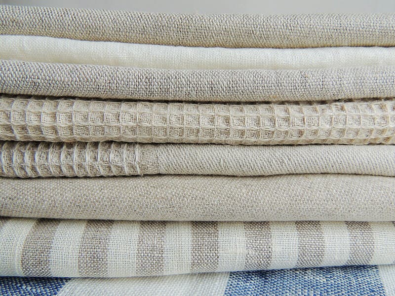 Куча салфеток хлопка handmade waffle linen, полотенец на белой linen предпосылке стоковые фотографии rf Куча салфеток хлопка handmade waffle linen, полотенец на белой linen предпосылке стоковые фотографии rf