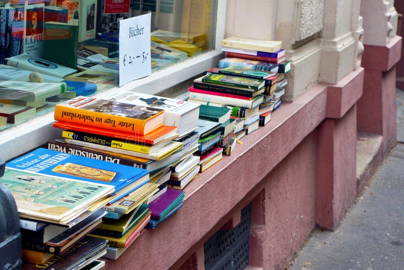 Куча старых используемых книг для продажи на windowsill используемого магазина товаров стоковое фото Куча старых используемых книг для продажи на windowsill используемого магазина товаров стоковое фото