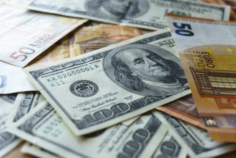 Куча старых 100 счетов долларовых банкнот, конец вверх по долларам стоковое изображение rf Куча старых 100 счетов долларовых банкнот, конец вверх по долларам стоковое изображение rf