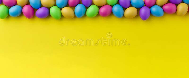кучка красочных яиц на жёлтом пасхальном фоне 3d отрисовка. груда птиц и красочных пасхальных яиц 3d. Пасха бесплатная иллюстрация