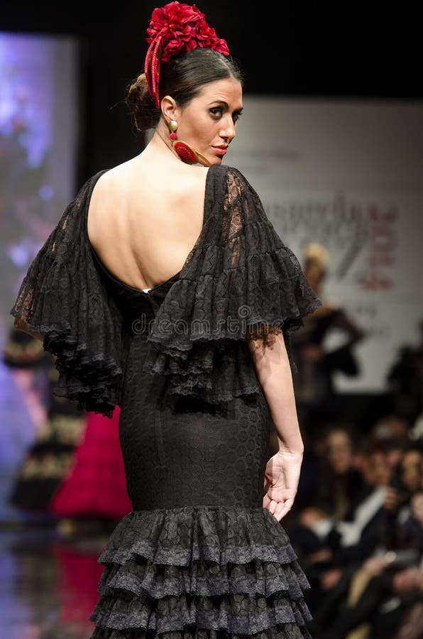 ЛА FRONTERA JEREZ DE, ИСПАНИЯ - 9-ОЕ ФЕВРАЛЯ: Модели идут на подиум Кармена Vega во время Pasarela Flamenca Jerez 2014 стоковые фото