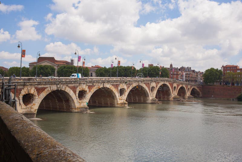 Ла Гаронн реки Тулуза моста Pont Neuf стоковое изображение Ла Гаронн реки Тулуза моста Pont Neuf стоковое изображение