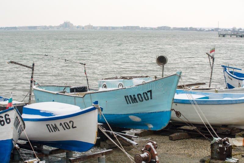 Лагерь рыбной ловли зимы на побережье Чёрного моря в Pomorie, Болгарии стоковое фото rf