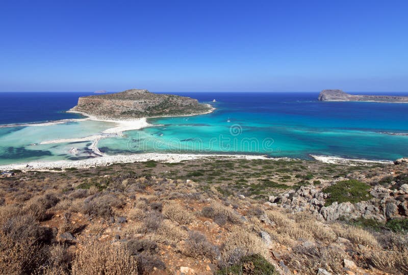 Лагуна Balos, рай и ослабляя пляж с кристально ясной водой и белым песком на острове Крита, Греции стоковое фото rf Лагуна Balos, рай и ослабляя пляж с кристально ясной водой и белым песком на острове Крита, Греции стоковое фото rf