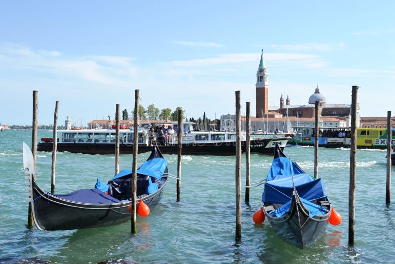 Лагуна Венеции, остров Сан Giorgio Maggiore, 2 гондолы поставленной на якорь на деревянных поляках стоковые фото Лагуна Венеции, остров Сан Giorgio Maggiore, 2 гондолы поставленной на якорь на деревянных поляках стоковые фото