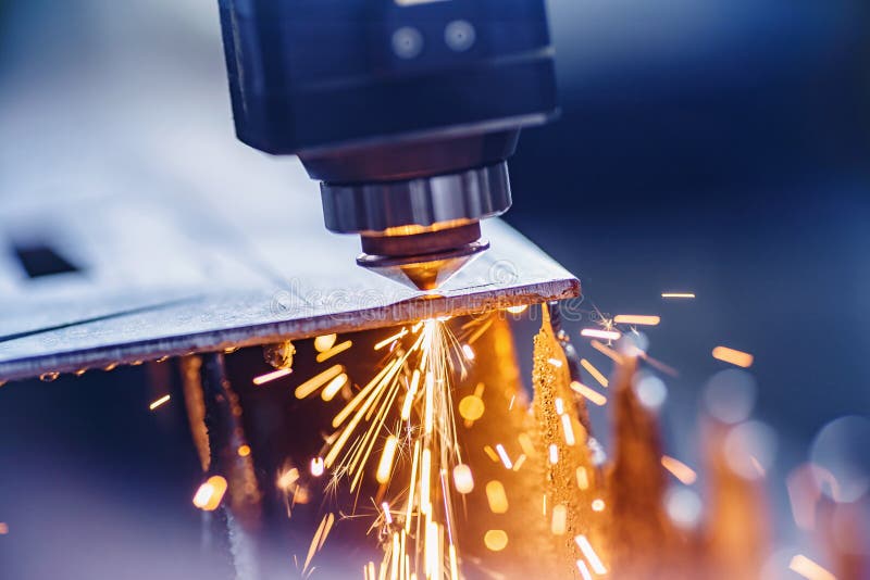 Лазерная машина CNC, режущая металл с зажигательной смесью Технологический плазменный промышленный, синий цвет стали стоковая фотография rf