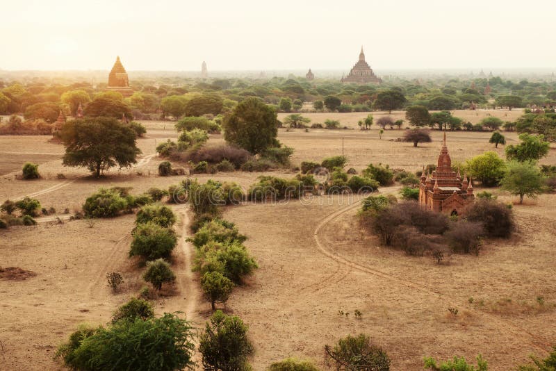 Ландшафт Bagan на заходе солнца с висками стоковое изображение rf Ландшафт Bagan на заходе солнца с висками стоковое изображение rf