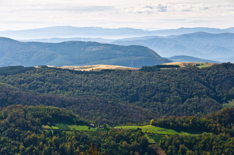 Ландшафт держателя Bobija, пиков, холмов, лугов и красочных лесов стоковые фото