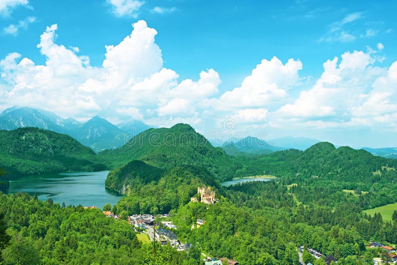 Ландшафт с замком Hohenschwangau в Германии стоковые фотографии rf Ландшафт с замком Hohenschwangau в Германии стоковые фотографии rf