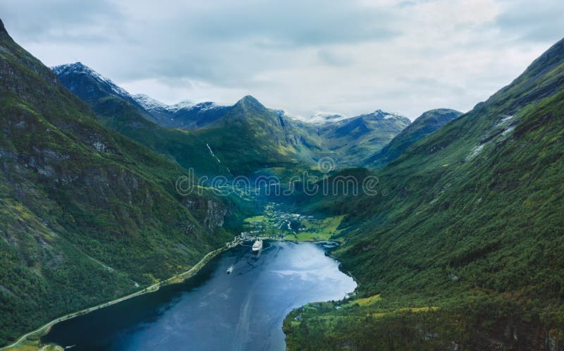 Ландшафт гор вида с воздуха на фьорд geiranger в транспортных средствах Норвегии плавучих scenery поездки стоковое изображение