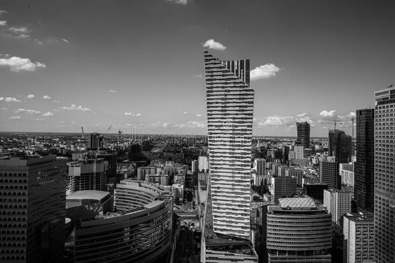 Ландшафт города Варшавы Ñ Ñ‚Ð¾Ñ‡ÐºÐ¸ входа во Дворец культуры на теплый летРстоковое изображение rf Ландшафт города Варшавы Ñ Ñ‚Ð¾Ñ‡ÐºÐ¸ входа во Дворец культуры на теплый летРстоковое изображение rf