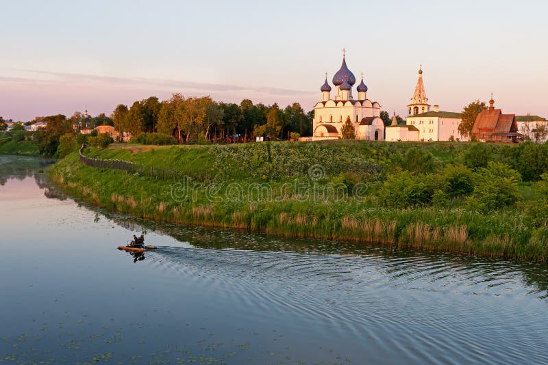 Ландшафт городка Suzdal Suzdal самоцвет золотого кольца трассы России, известного назначения перемещения стоковое изображение rf Ландшафт городка Suzdal Suzdal самоцвет золотого кольца трассы России, известного назначения перемещения стоковое изображение rf