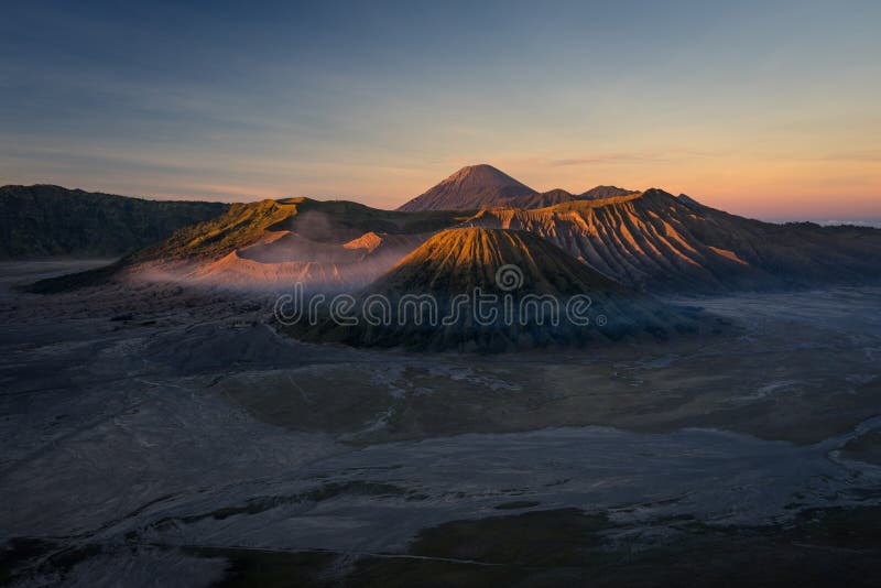Ландшафт горы действующего вулкана Bromo на восходе солнца, East Java, I стоковое изображение rf