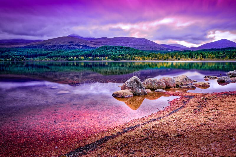 Ландшафт долгой выдержки принятый озера Morlich, Aviemore стоковые фотографии rf Ландшафт долгой выдержки принятый озера Morlich, Aviemore стоковые фотографии rf