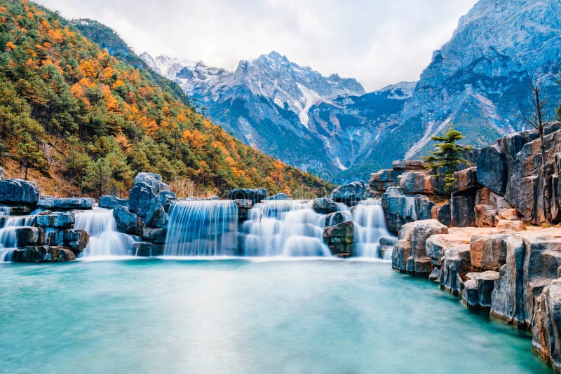 Ландшафт долины голубой луны в горе снега дракона нефрита, Lijiang, Юньнань, Китае стоковое фото rf